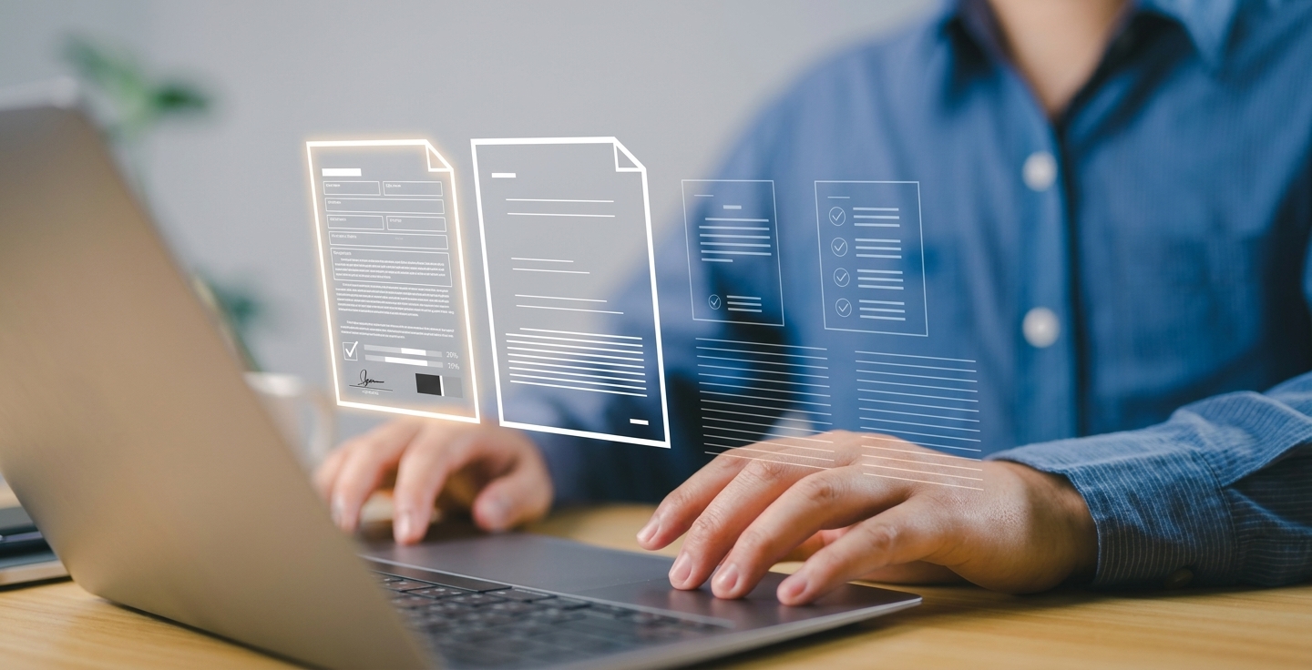 Mains organisant des documents administratifs français par catégories sur un bureau